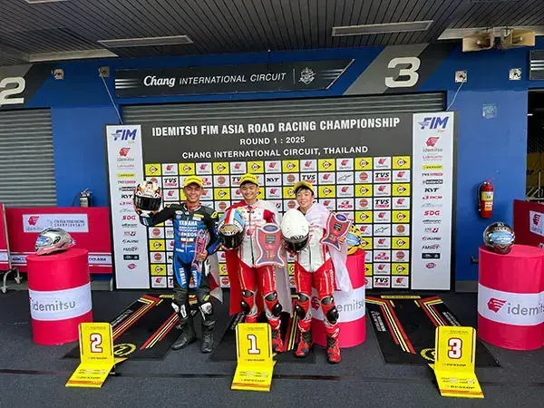 Dominasi Podium, Astra Honda Raih Kemenangan Ganda di ARRC Buriram 1 PODIUM— Pebalap Astra Honda sukses merebut kemenangan di dua kelas utama ajang AP250 dan SS600 pada race pertama yang di gelar di Chang International Circuit, Buriram, Thailand, Sabtu (26/4).