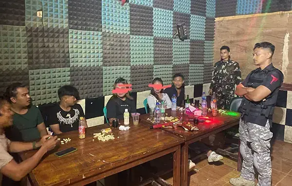 Tempat Karaoke Maksiat Digerebek, Sediakan Wanita Pemandu di Bawah Umur 1 OPERASI PEKAT— Tim SK4 Pessel mengamankan dua wanita pemandu karaoke dalam operasi pekat. Salah satunya di bawah umur.