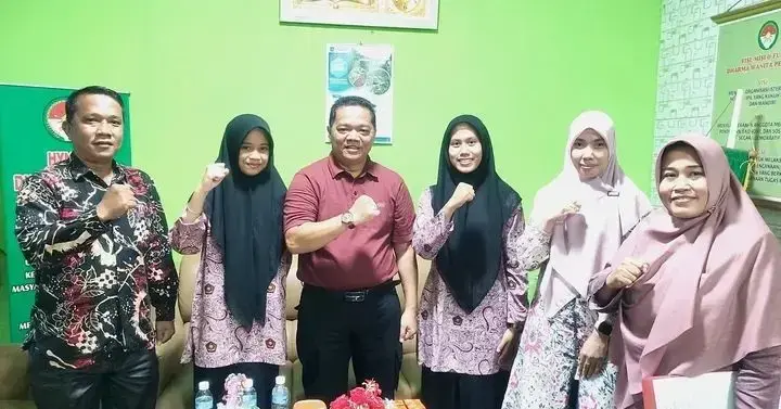 Melaju ke Final KOSSMI, Dua Siswi MAN Toreh Prestasi Nasional 1 BERPRESTASI— Kepala Kantor Kementerian Agama Kota Sawahlunto Dedi Wandra, menyambut hangat dua siswi berpretasi nasional, Andini dan Aniza dan didampingi Kepala MAN Kota Sawahlunto Asrin, serta guru pembimbing Nurmala Dewi.
