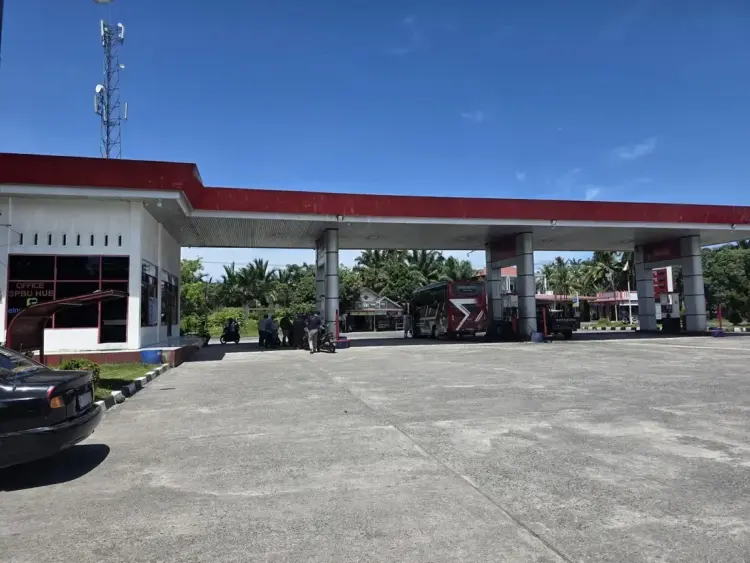 SPBU 14.264.581 Agam, Dukung Kebijakan Pembelian BBM Bersubsidi Menggunakan Barcode 1 TERAPKAN BARCODE—Petugas SPBU melayani pembelian BBM bersubsidi dengan menggunakan barcode.