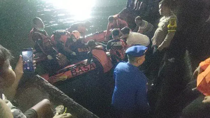 Mayat tanpa Identitas Ditemukan Mengapung di Laut Tarusan, Kondisinya Membengkak dan Membusuk 1 EVAKUASI— Tim SAR gabungan mengevakuasi mayat Mr X yang ditemukan mengapung di perairan Pulau Kumbang, Kecamatan Koto XI Tarusan.