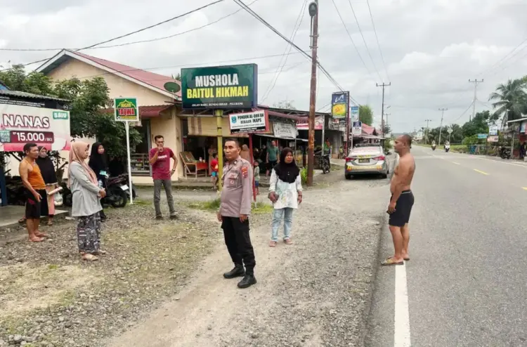 Pulang dari Pasar, Emak-emak Dijambret, Gelang Emas Rp 21 juta Raib 1 JAMBRET— Anggota Polsek Sungai Limau mendatangi lokasi emak-emak yang dijambret.