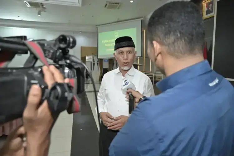 Jemaah Haji Embarkasi Padang Diangkut Lion Air, Gubernur Sumbar Minta Pelayanan Lebih Baik dari Tahun Lalu 1 KETERANGAN PERS— Gubernur Sumbar Mahyeldi memberikan keterangan pers pada wartawan terkait pelayanan haji untuk para jemaah asal Sumbar.