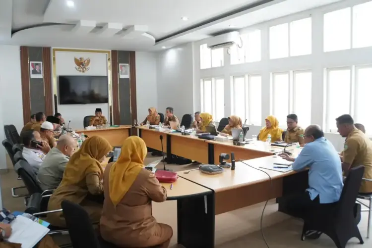 EVALUASI PROGUL—Wakil Wali Kota, Allex Saputra berikan sambutan saat evaluasi pelaksanaan 33 program unggulan.