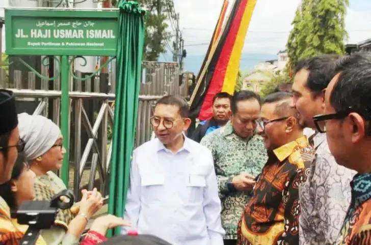 PERESMIAN NAMA JALAN— Menteri Kebudayaan Fadli Zon meresmikan nama Pahlawan Nasional sekaligus Bapak Perfilman Indonesia dilekatkan sebagai nama sebuah ruas jalan di pusat Kota Bukittinggi, Selasa (29/4).