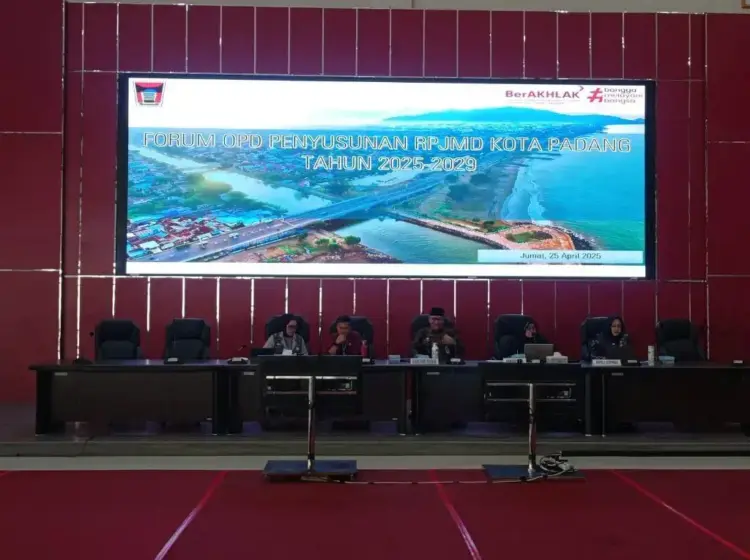 PENYUSUNAN RPJMD— Sekda Kota Padang Andree Harmadi Algamar, membuka Forum OPD Penyusunan RPJMD Kota Padang 2025-2029 di Ruangan Bagindo Aziz Chand, Aie Pacah, Jumat (25/4).