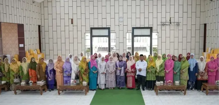 FOTO BERSAMA— Penasihat Gabungan Organisasi Wanita (GOW) 
Solok Selatan Ny. Erniati Khairunas foto bersama dalam Halal Bihalal 
GOW Solok Selatan.