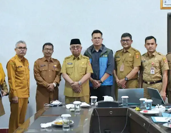 Geopark Ngarai Sianok-Maninjau Menuju Pengakuan Dunia UNESCO 1 TELEKONFERENSI ZOOM— Sekda Agam Edi Busti bersama Kepala Dinas dan Pemangku kepentingan terkait, memaparkan berbagai prestasi dan kesiapan pengelolaan geopark kepada Dewan Pakar Komite Nasional Geopark Indonesia (KNGI) dan perwakilan kementerian terkait melalui telekonferensi secara zoom, Senin (28/4).