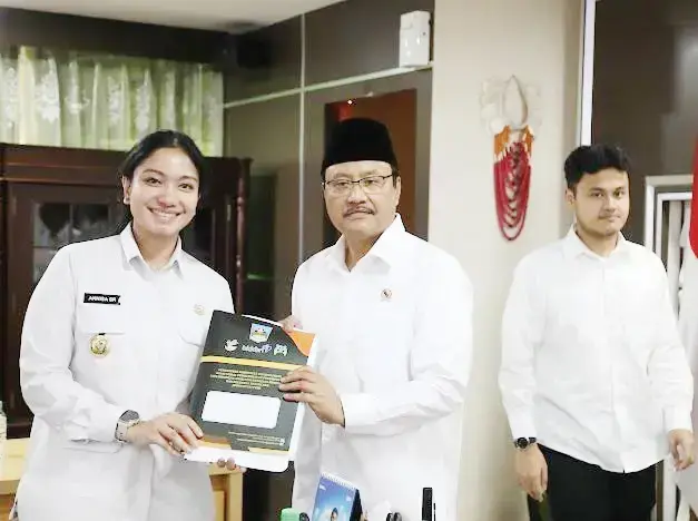 Gerak Cepat Wujudkan Dharmasraya Sejahtera Merata, Bupati Temui dan Usulkan Sejumlah Program ke Kemensos RI 1 BERSAMA —Bupati Dharmasraya, Annisa Suci Ramadhani dan Menteri Sosial, Saifullah Yusuf