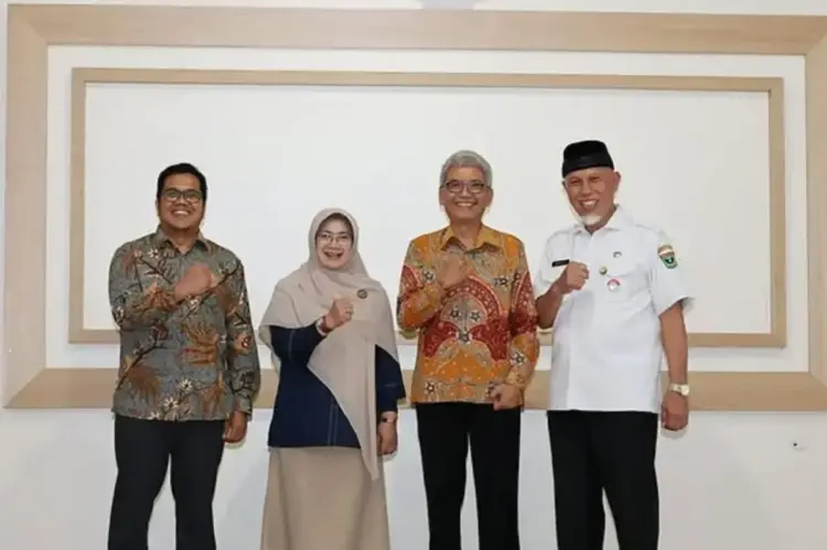 IKUTI—Gubernur Mahyeldi saat mengikuti kegiatan seminar tentang kebijakan luar negeri dan pembangunan nasional.