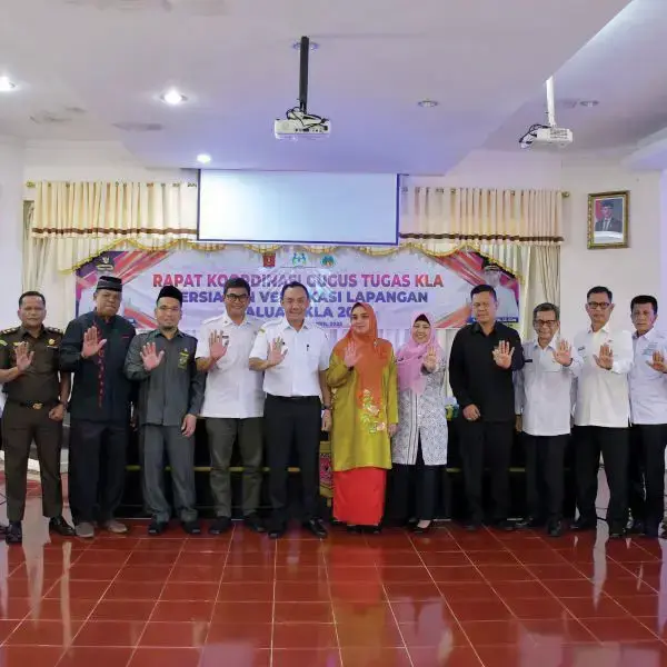 Hadang Penilaian KLA 2025, Pemkab Agam Bidik Kategori Utama 1 RAKOR GUGUS KLA— Wabu Agam, Muhammad Iqbal mengikuti akor Gugus Tugas KLA persiapan verifikasi lapangan, di Aula Kantor Bupati Agam, Rabu (16/4).