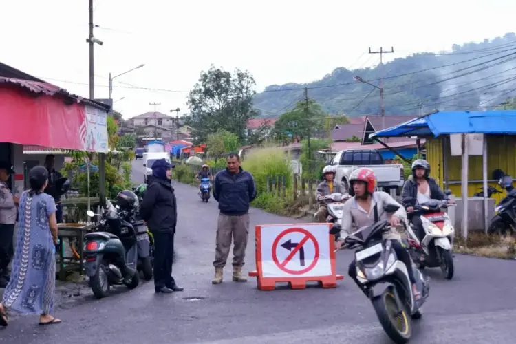 Hari Kedua Uji Coba Sistem Satu Arah, Lalu Lintas Terkendali dan Tertib 1 ARUS LALIN LANCAR— Uji coba Sistem Satu Arah (SSA) di sejumlah ruas jalan di Kota Padang Panjang secara keseluruhan, arus lalu lintas berjalan lancar dan terkendali.