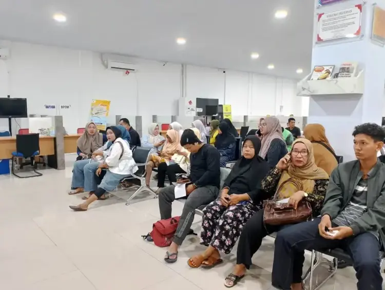 PELAYANAN PUBLIK— Hari pertama kerja usia cuti lebaran, aktivitas pelayanan publik di Mal Pelayanan Publik (MPP) Kota Padang Lantai 4 Plaza Andalas, ramai dikunjungi warga. Selasa (8/4).