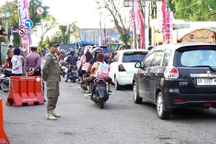 Hari Pertama Rekayasa Sistem Satu Arah Berjalan Lancar dan Tertib 1 SISTEM SATU ARAH— Petugas berjaga di titik padat arus lalu lintas pada jam-jam sibuk pagi hari dan di saat pelaksanaan rekayasa lalu lintas Sistem Satu Arah (SSA) di sejumlah ruas jalan di Kota Padang Panjang, Rabu (9/4).