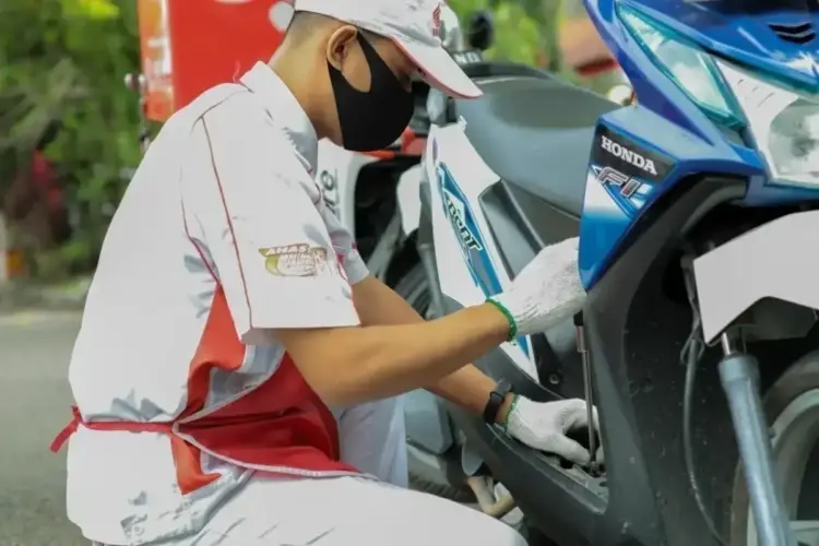 Motor Tiba-tiba Mogok di Jalan, Honda Care Menara Agung jadi Solusinya 1 HONDA CARE—Mekanik Honda Care Menara Agung siap melayani konsumen yang mengalami kendala pada sepeda motornya.