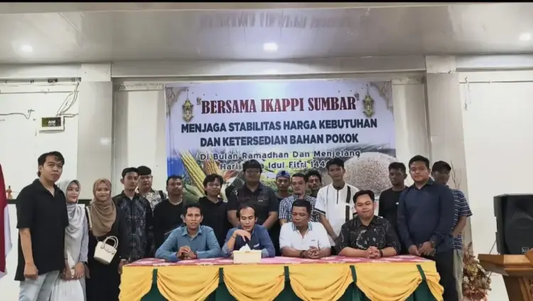 Selama Ramadhan dan Idul Fitri 1446 H, IKAPPI Sumbar Ajak Jaga Pedagang Stabilitas Harga dan Ketersediaan Bahan Pokok 1 DIALOG—IKAPPI Sumbar bersama Pemrov Sumbar menggelar dialog dengan pedagang pasar.