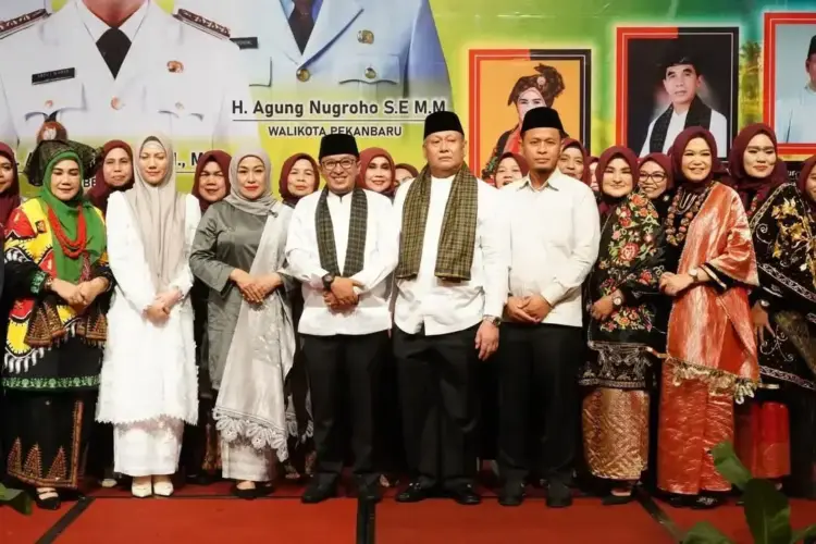 IKTD dan BK IKTD Kota Pekanbaru Dikukuhkan 1 PENGUKUHAN— Bupati Tanah Datar Eka Putra dan istri menghadiri Pengukuhan Pengurus Ikatan Keluarga Tanah Datar (IKTD) dan Bundo Kanduang IKTD Kota Pekanbaru, Sabtu (26/4/) di Ballroom Hotel Premiere Kota Pekanbaru, Provinsi Riau.