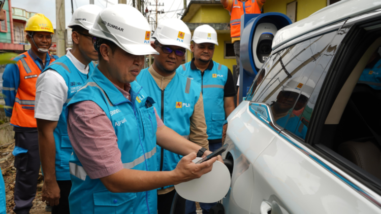 Tren Kendaraan Listrik Meningkat di Mudik Idul Fitri, SPKLU PLN UID Sumbar Catat Pertumbuhan Signifikan 1 IMG 20250406 WA0000