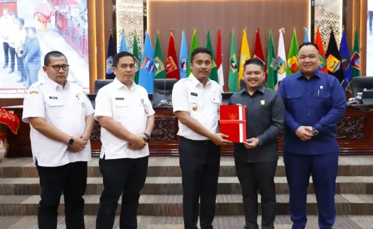 Pimpinan Rapat Paripurna yang  juga Wakil Ketua DPRD Sumbar, Iqra Chissa, menerima Nota Pengantar RPJMD tahun 2025–2029 melalui Wakil Gubernur Sumbar Vasko Ruseimy.