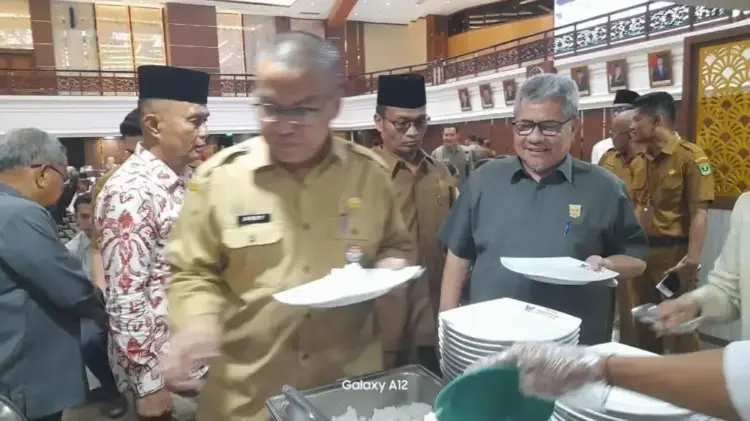Pererat Silaturahmi usai Idul Fitri, DPRD Sumbar gelar Halal bi Halal 1 halal bi halal--Pimpinan dan anggota DPRD Sumbar menggelar kegiatan halal bihalal dalam rangka mempererat tali silaturahmi usai perayaan Idulfitri 1446 H.