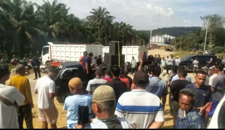 Kecewa dengan Perusahaan yang Ingkar Janji, Masyarakat Nagari Kamang Demo Pabrik Sawit PT SKA 1 DEMO— Masyarakat Nagari Kamang, Kabupaten Sijunjung menggelar aksi
demonstrasi di pabrik sawit PT SKA.