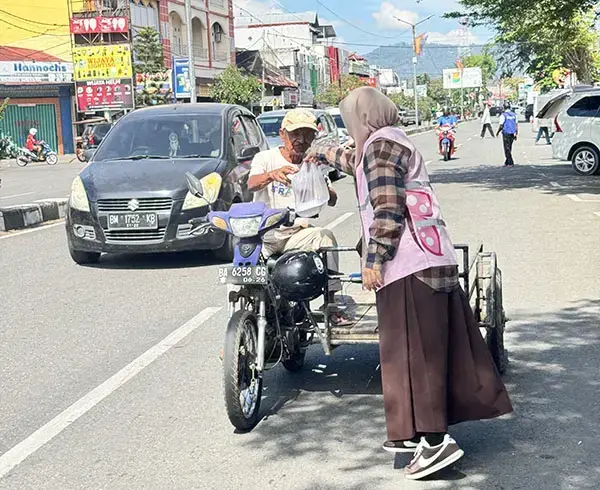 Berbagi Makanan Gratis--YBM dan Srikandi PLN UP3 Payakumbuh Hadirkan Senyuman Lewat Berbagi Makanan Gratis