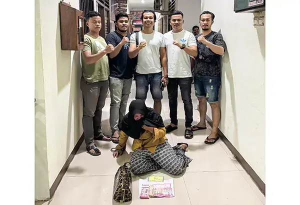 IRT Nekat Menipu Pedagang Emas, Perhiasan Berharga Puluhan Juta Raib 1 MENIPU— Pelaku NY (40) yang menipu pedagang emas ditangkap Tim Satreskrim Polres Agam.