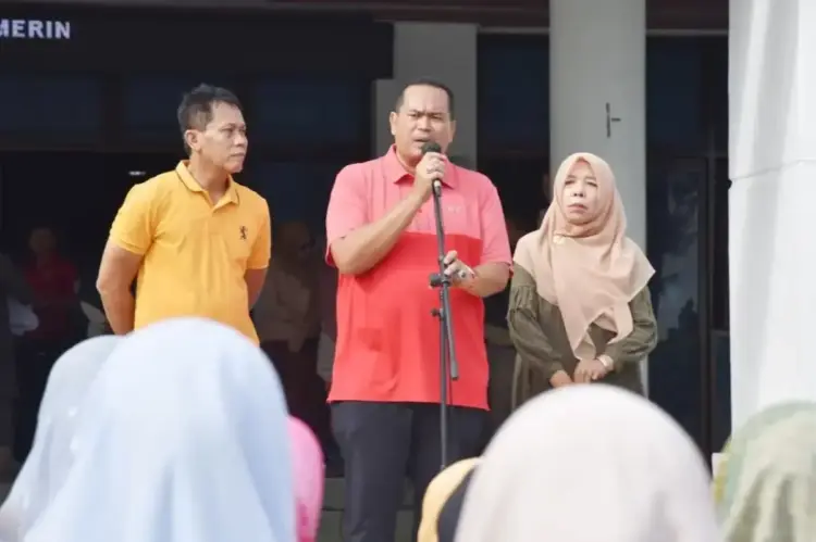 DISIPLIN  PEGAWAI— Wali Kota Pariaman Yota Balad  mengingatkan Aparatur Sipil Negara (ASN) tentang disiplin dan loyalitas kerja. Hal ini disampaikan saat wako memimpin Apel Gabungan ASN, di halaman Balaikota Pariaman.