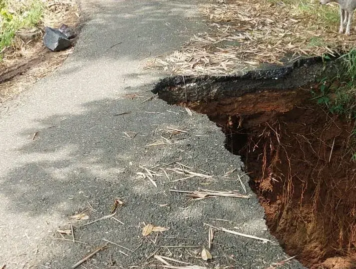 Nyaris Putus Total, Jalan Alternatif Tak Kunjung dapat Perhatian 1 AMBRUK— Beginilah kondisi jalan alternatif ambruk tak kunjung dapat perhatian dari pihak terkait.