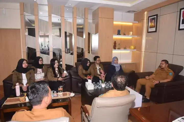 AUDENSI—Wawako Sawahlunto Jeffry Hibatullah  terima audiensi mahasiswa Poltekpar NHI Bandung di ruang kerjanya.