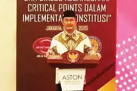 BERI SAMBUTAN—Mantan Ketua Mahkamah Konstitusi (MK) Jimly Asshidqie memberikan sambutan dalam acara Jimly Awards.