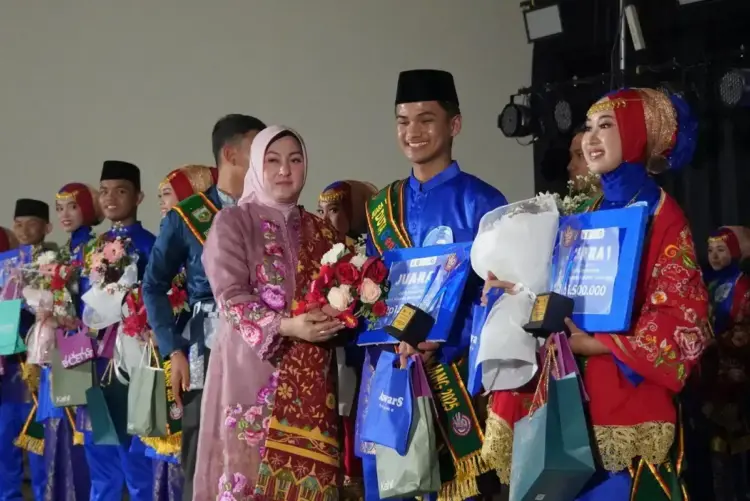 Naufal dan Kuntum Terpilih sebagai Putra dan Putri Duta GenRe Padang Panjang 1 PEMENANG— Juara 1 Putra dan Putri Duta GenRe Padang Panjang, Naufal dan Kuntumberfoto bersama dengan Ketua TP-PKK Padang Panjang Ny Maria Feronika Hendri.
