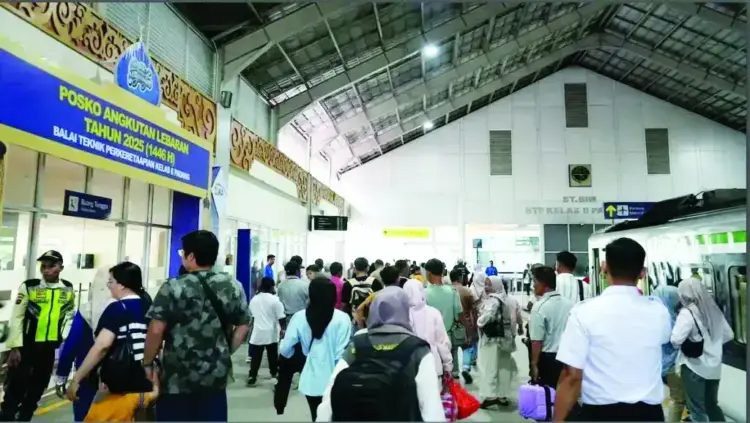 KAI Divre II Sumbar Berangkatkan 137 Ribu Penumpang Selama Lebaran, Ketepatan Waktu Keberangkatan KA Lokal Capai 99,88 Persen 1 KEAKURATAN WAKTU PERJALANAN— PT KAI Divre II Sumbar mencatat selama masa angkutan Lebaran, keakuratan waktu perjalanan kereta api telah sesuai dengan yang diharapkan. On Time Departure atau ketepatan waktu untuk keberangkatan KA Lokal mencapai 99,88 persen angka tersebut melebih target keberangkatan 99,16 persen.