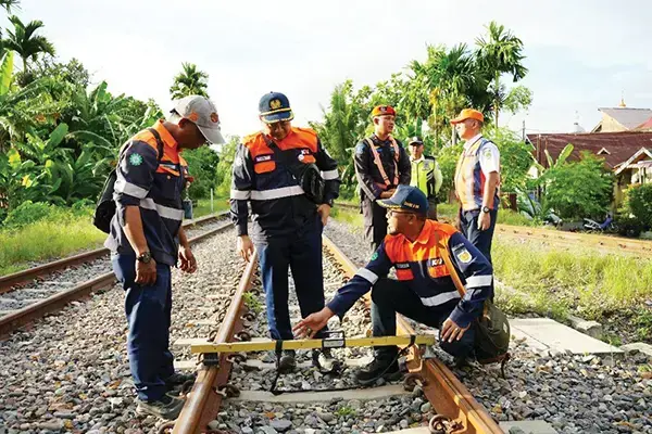 Tingkatkan Keselamatan Perjalanan KA Pasca Angleb, KAI Divre II Sumbar Cek Lintasan dengan Jalan Kaki 1 PENGECEKAN LINTASAN— Jajaran Management KAI Divre II Sumbar, melakukan cek lintas jalan kaki (walkthrough), di petak jalan Stasiun Bukit Putus - Stasiun Padang, Kamis (24/4).