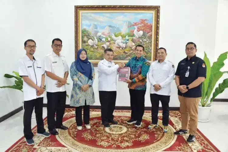 KPU Agam Serahkan Laporan Dana Hibah Pilkada, Rp54 Juta Dikembalikan ke Kas Daerah 1 LAPORAN DANA HIBAH— KPU Kabupaten Agam secara resmi menyerahkan laporan pertanggungjawaban dana hibah Pilkada 2024 kepada Bupati Agam, Benni Warlis, di Rumah Dinas Bupati Agam, Padang Baru Lubuk Basung, Rabu (9/4).