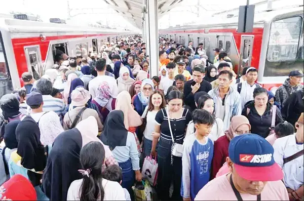 DPR Tegaskan Transportasi Umum Harus Jadi Tempat Aman bagi Masyarakat 1 ILUSTRASI— Penumpang KRL Commuter Line di Stasiun Bogor.