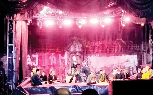 Digelar 9 April hingga 12 April 2025 di Taman Budaya Sumbar, Kaba Festival Nan Balega Hadirkan Pertunjukan Seni Tradisi 1 SENI TRADISI— Pertunjukan silek yang dibawakan Perguruan Seni Singo Barantai dari Padang pada Kaba Festival Nan Balega, Rabu malam (9/4) di Taman Budaya Sumbar