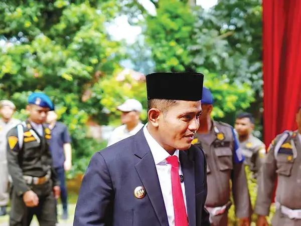 Laksanakan Program Sekolah Rakyat 2025, Pemkab Solok Ditetapkan Satu dari Enam Daerah Pertama di Indonesia 1 JALIN KOMUNIKASI— Bupati Solok Jon Firman Pandu
saat menjalin komunikasi strategis dengan Kementerian
Sosial RI di Jakarta.