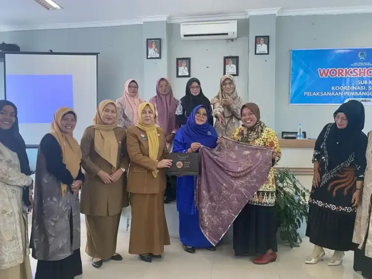 PELATIHAN— Kepala Disnakerperin Kota Payakumbuh Yunida Fatwa dan Kabid memperlihatkan hasil latihan bersama peserta.