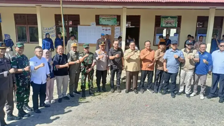 Pastikan Berjalan Aman dan Kondusif, Kapolda Sumbar Pantau Pelaksanaan PSU Pilkada Pasaman 1 PANTAU— Kapolda Sumbar Irjen Pol Gatot Tri Suryanta bersama Forkopimda saat memantau langsung pelaksanaan PSU Pilkada Pasaman.