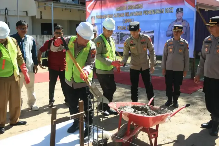 GROUND BREAKING— Kapolda Sumbar, Irjen  Pol Gatot Tri Suryanta saat ground breaking pembangunan dapur Satuan Pelayanan Pemenuhan Gizi (SPPG).