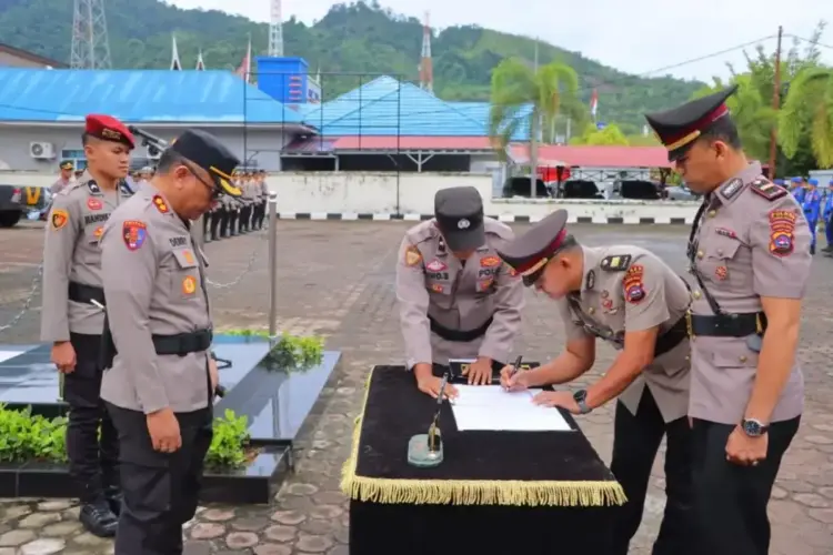 Kapolres Pessel Pimpin Sertijab Kapolsek dan Dua Kasat 1 PIMPIN SERTIJAB—Kapolres Pesisir Selatan AKBP. Derry Indra saat memimpin sertijab Kapolsek dan dua Kasat, Selasa (8/4).