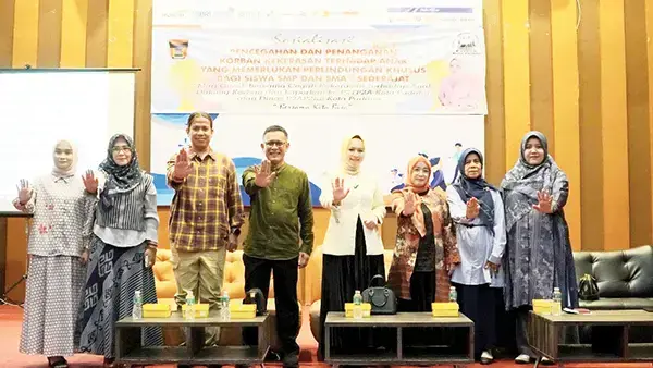 Kasus Kekerasan Anak Marak, Korban Diminta Berani Melapor 1 SOSIALISASI— Ketua P2TP2A Kota Padang dr. Dian Puspita Fadli Amran, menghadiri sambutan saat Sosialisasi Pencegahan dan Penanganan Korban Kekerasan Anak yang Memerlukan Perlindungan Khusus (AMPK), di Gedung Youth Center, Bagindo Aziz Chan, Sabtu (26/4).