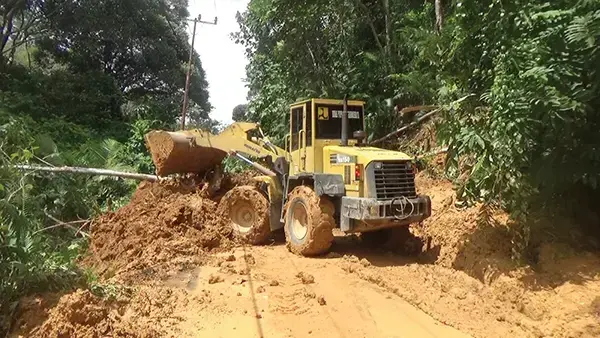 PT BRM Telah Menyerahkan Biaya dan Lahan Pembuatan Kebun Sawit, Namun Jumlah Lahan masih Belum Sesuai dengan Perjanjian 1 BERSIHKAN—Terlihat satu unit alat berat yang membersihkan material longsor yang terjadi beberapa waktu lalu di Kecamatan Sembilan Koto.