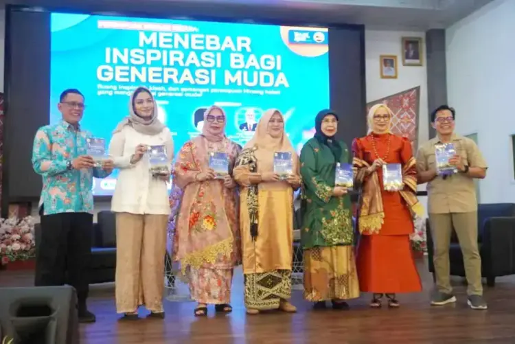 Ketua GOW Dorong Kembali Lahirnya Tokoh Perempuan Minangkabau 1 TALKSHOW— Ketua GOW Kota Padang, Ny. Sri Hayati Maigus Nasir menghadiri talkshow Perempuan Minang Bicara: Menebar Inspirasi Bagi Generasi Muda yang merupakan rangkaian kegiatan Blue Ocean Minang Run diselenggarakan di Youth Centre, Sabtu (19/4).