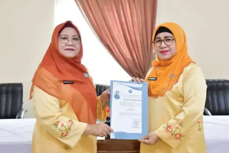 TP PKK Agam Gelar Rapat Evaluasi, Serahkan Piagam Penghargaan Kinerja Anggota Tahun 2021-2024 1 PIAGAM PENGHARGAAN— Ketua TP PKK Agam, Ny. Merry Benni Warlis, menggelar Rapat Evaluasi sekaligus Penyerahan Piagam Penghargaan TP PKK Periode 2021-2024 di Kantor TP PKK Agam, Lubuk Basung, Senin (28/4).