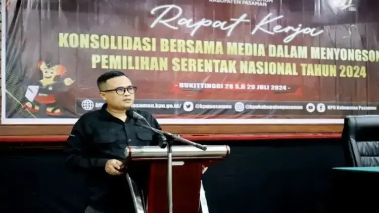 KPU Pasaman Pastikan Logistik PSU Pilkada Lengkap 1 SAMBUTAN—Ketua KPU Pasaman Taufiq berikan sambutan saat acara pekan lalu.