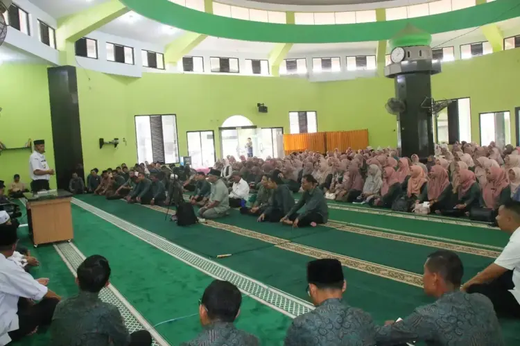 Halal bi Halal KKKS/M Kecamatan Payakumbuh Utara dan Latina, Menyatukan Visi dan Perkuat Sinergi Guru dan Pemangku Kepentingan Pendidikan 1 HALAL BI HALAL— Wawako Payakumbuh Elzadaswarman, menghadiri halal bihalal yang digelar Kelompok Kerja Kepala Sekolah dan Madrasah (KKKS/M) Kecamatan Payakumbuh Utara dan Kecamatan Lamposi Tigo Nagori (Latina), Rabu (9/4).