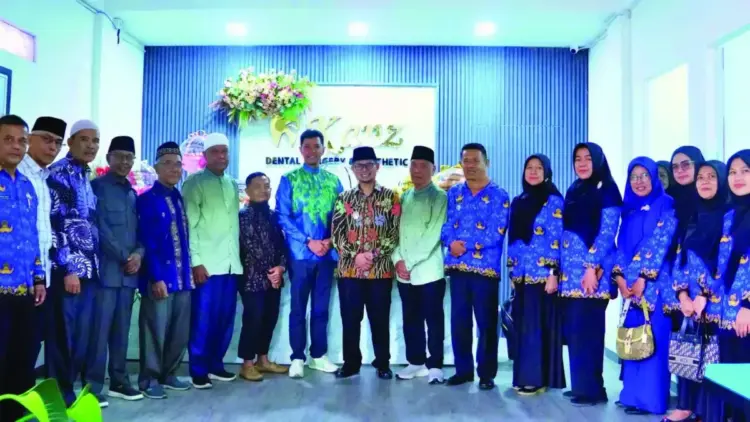 PERESMIAN KLINIK GIGI— Wakil Walikota Bukittinggi, Ibnu Asis meresmikan Klinik Utama Khusus Gigi dan Mulut Kanz, di halaman Klinik Kanz, Kamis (17/4).