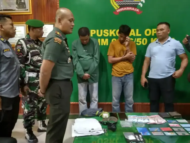 Gagalkan Penyelundupan Sabu dari Riau, Intel Kodim Limapuluh Kota Tangkap 2 Pengedar 1 PENGEDAR—Dua pengedar ditangkap Tim Unit Intel Kodim 0306/50 Kota dengan barang bukti sabu.